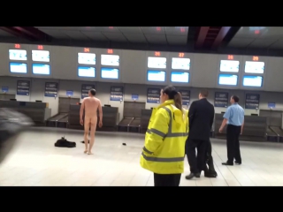 naked man in london airport (09 nov 2011) cfnm, voyeur